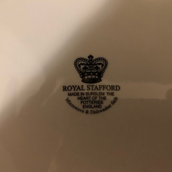 Royal Stafford (England) SCATTERED FLOWERS Dinner Plates, Set of Four (EUC) - Picture 4 of 5